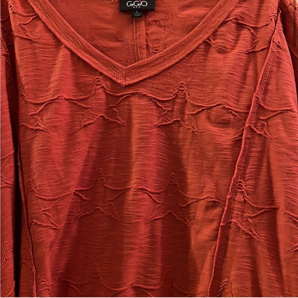 LONG SLEEVE ORANGE TOP WITH STAR PRINT. LIKE NEW!
